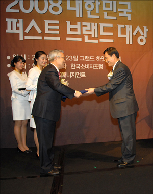 김동욱 전무(右)가 주최측으로부터 ‘2008 대한민국<br>퍼스트 브랜드 대상’ 을 수여받고 있다.