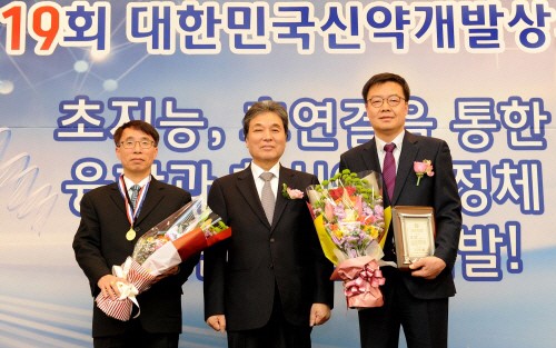 Lim Jaekyung, the director of Dong Wha Pharm’s Synthetic Study Team, Kim Dongyeon,<br/>the CEO of KDRA, and Na Heungkyu, the director of Dong Wha Pharm Research Center